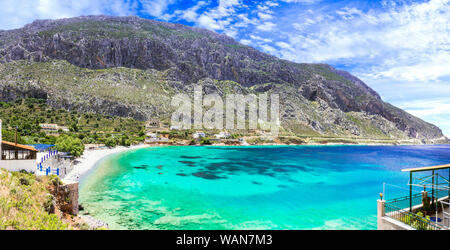 Bella spiaggia Arginonta,vista con il mare turchese e le montagne,Kalymnos isola,Dodecanneso,Grecia. Foto Stock