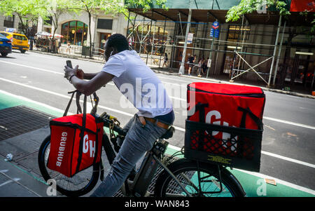 Una consegna GrubHub lavoratore nel quartiere Flatiron di New York Sabato, Agosto 10, 2019. (© Richard B. Levine) Foto Stock