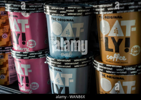 Contenitori di Oatly! Marca a base di vegetali oat-latte gelato in un congelatore in un supermercato a New York Sabato, Agosto 10, 2019. (© Richard B. Levine) Foto Stock