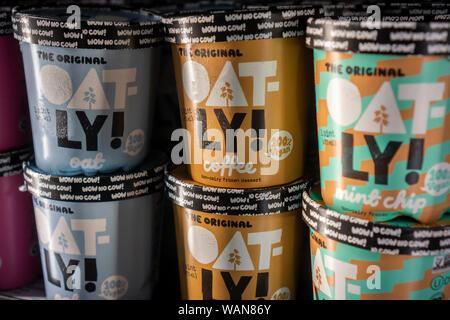 Contenitori di Oatly! Marca a base di vegetali oat-latte gelato in un congelatore in un supermercato a New York Sabato, Agosto 10, 2019. (© Richard B. Levine) Foto Stock