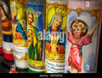 Candele utilizzate nella pratica della Santeria religione sono visti in vendita in un supermercato di Sabato, Agosto 10, 2019. (© Richard B. Levine) Foto Stock
