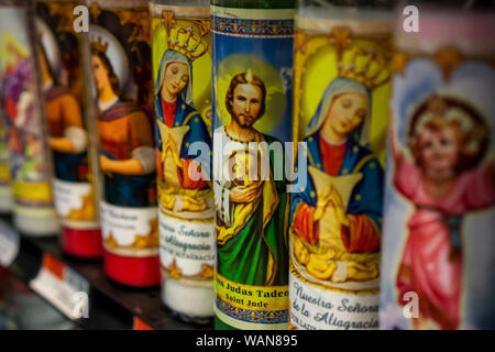 Candele utilizzate nella pratica della Santeria religione sono visti in vendita in un supermercato di Sabato, Agosto 10, 2019. (© Richard B. Levine) Foto Stock