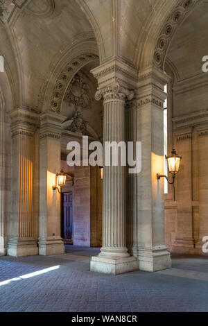 Colonne e soffitto ad archi nel passaggio al Musee du Louvre cortile, Parigi, Francia Foto Stock