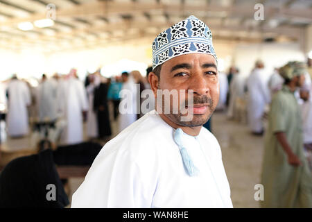 Ritratto di uomo che indossa il cappuccio ricamato al mercato Sinaw, Oman Foto Stock
