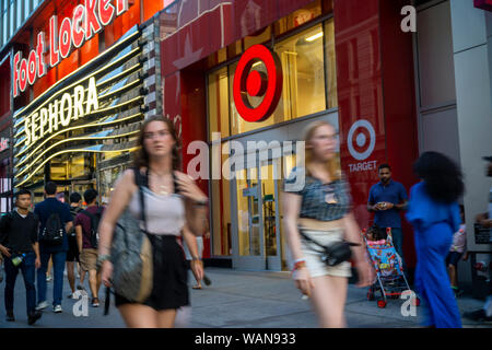 Gli amanti dello shopping al di fuori di un negozio di destinazione in Herald Square a New York martedì, 20 agosto 2019. Target riportati secondo trimestre utile beat degli analisti di aspettative. (© Richard B. Levine) Foto Stock