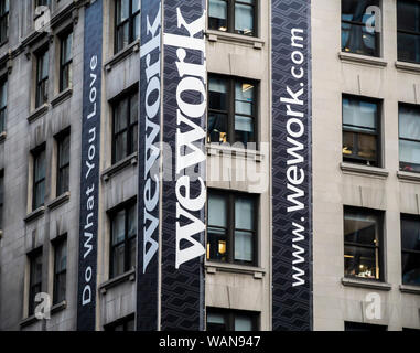 Segni annunciano la posizione di un WeWork co-spazio di lavoro ubicazione nel centro di Manhattan a New York martedì, 20 agosto 2019. WeWork è riferito di avere archiviato per un'offerta pubblica iniziale. (© Richard B. Levine) Foto Stock