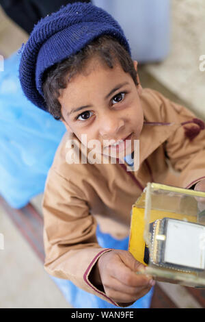 Ragazzo che indossa il cappuccio al mercato Sinaw, Oman Foto Stock