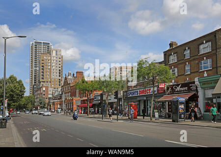 Walworth Road, Londra, Regno Unito. Vicino a Elephant and Castle, un ex run-all'area ora essendo polemicamente ristrutturato con nuovo alloggiamento di lusso. Foto Stock