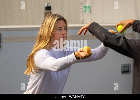 Shea Holbrook facendo esercizi di reazione nel paddock. W Serie ultima gara inaugurale della serie 2019. Brands Hatch Foto Stock