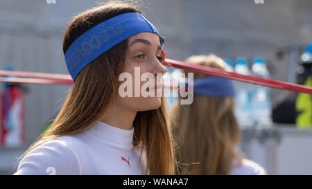 Marta Garcia facendo collo Rafforzare esercizi (Shea Holbrook in background). W Serie ultima gara inaugurale della serie 2019. Brands Hatch Foto Stock