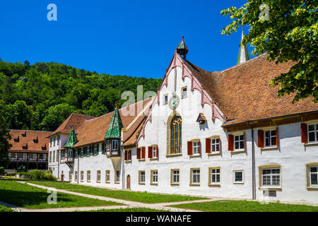 Germania, Belle le antiche mura del monastero tedesco di Blaubeuren abbazia nel villaggio accanto alla famosa destinazione turistica di blautopf fonte Foto Stock