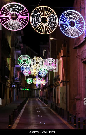 Questa è una vista di una strada a Almansa, Spagna di notte decorato con luci. Foto Stock