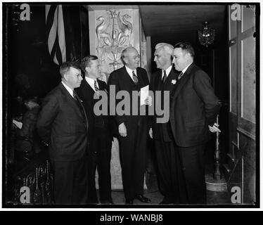 Il Consiglio di Stato si riunisce i governi. Washington D.C. Il procuratore generale Homer S. Cummings è il principale oratore oggi come la terza assemblea generale del Consiglio di Stato governi convocato presso il Mayflower Hotel. Egli è raffigurato con i delegati per i consigli. Da sinistra a destra: il Commissario William Ellis del New Jersey, Presidente della Commissione Interstatale sulla sicurezza sociale; giudice Richard Hartshorne del New Jersey; Procuratore Generale Cummings, Governi ed ex Governatore dell'Indiana; e Gov. Gordon Browning del Tennessee Foto Stock