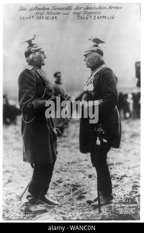 Conte Gottlieb von Haeseler, 1836-1919, ritratto a figura intera in piedi, con il Conte Ferdinand von Zeppelin, 1838-1917 Foto Stock