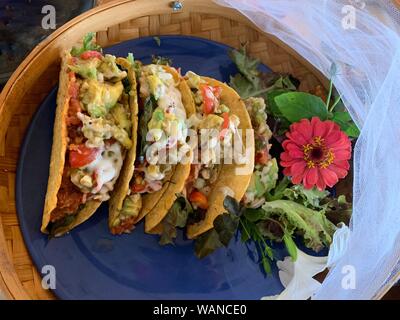 Tacos sulla piastra blu, messicano famoso cibo. Foto Stock