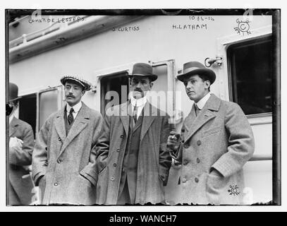 Conte de Lesseps, G. Curtiss, e H. Latham in piedi sulla piattaforma del treno Foto Stock