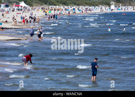 Ahlbeck, Germania. 21 Ago, 2019. Per i turisti e visitatori giornalieri approfitta del caldo e soleggiato per visitare la spiaggia. Con temperature fino a 25 gradi e un sacco di sole, estate ha restituito al nord della Germania. Credito: Jens Büttner/dpa-Zentralbild/dpa/Alamy Live News Foto Stock