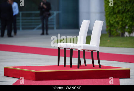 Berlino, Germania. 21 Ago, 2019. Presso la cancelleria ci sono due sedie dove il Cancelliere Merkel (CDU) Boris Johnson, Primo ministro della Gran Bretagna, è accolta con gli onori militari. Credito: Bernd Von Jutrczenka/dpa/Alamy Live News Foto Stock