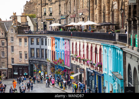 Victoria Street che conduce a Grassmarket nel centro di Edimburgo in Scozia. Foto Stock