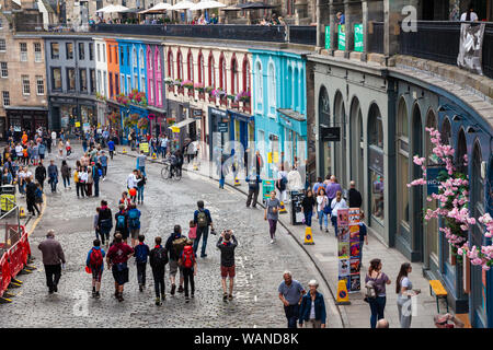 Victoria Street che conduce a Grassmarket nel centro di Edimburgo in Scozia. Foto Stock