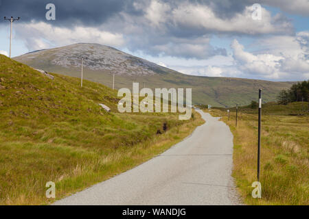 La A838 via unica strada che passa vicino alla pendici del Ben Hee, Sutherland, Scozia. Foto Stock