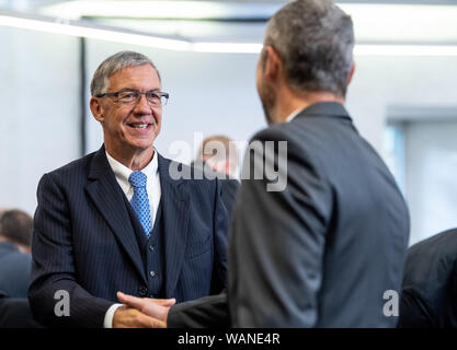 21 agosto 2019, Baden-Wuerttemberg, Stoccarda: Walter Döring, ex membro del consiglio di amministrazione di Windreich AG e ex Baden-Württemberg Ministro degli Affari economici, è in piedi in aula all'inizio della controversia in materia di insolvenza della fattoria eolica project developer Windreich. Gli imputati sono accusati di ritardare l' insolvenza e complici, come pure le frodi ammontano a diversi milioni di euro. Foto: Fabian Sommer/dpa Foto Stock