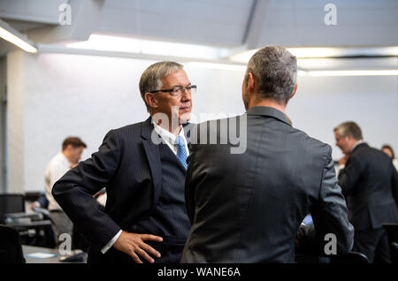 21 agosto 2019, Baden-Wuerttemberg, Stoccarda: Walter Döring, ex membro del consiglio di amministrazione di Windreich AG e ex Baden-Württemberg Ministro degli Affari economici, è in piedi in aula all'inizio della controversia in materia di insolvenza della fattoria eolica project developer Windreich. Gli imputati sono accusati di ritardare l' insolvenza e complici, come pure le frodi ammontano a diversi milioni di euro. Foto: Fabian Sommer/dpa Foto Stock