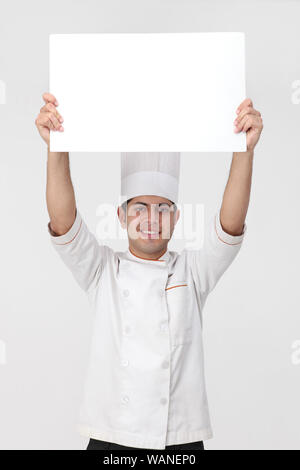Chef indiano che mostra una targhetta vuota Foto Stock