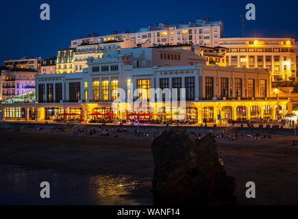 Nel buio, il Casinò Municipale e la grande spiaggia di Biarritz (Francia). Questo spazio saluta il Vertice G7 2019 Dal 24 al 26 agosto. Foto Stock