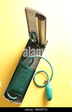 Il sangue Manometro isolata su uno sfondo colorato Foto Stock