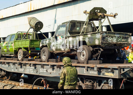 Perm, Russia - 10 Aprile 1019: improvvisato carrelli pistola di Iside militanti hanno colto come un trofeo da parte dell'esercito russo, su una linea ferroviaria pianale Foto Stock