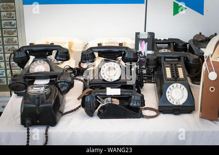 Collezione di vecchi in plastica nera comporre manualmente il post office telefoni per la vendita in un paese Fair in Inghilterra REGNO UNITO Foto Stock