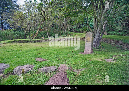 Lapide a 22 Forfar "streghe" eseguito nel XVII secolo, accanto a Forfar Loch, Angus, Scotland, Regno Unito Foto Stock