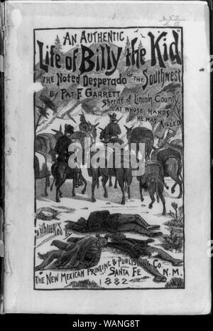 Coperchio del F. Pat Garrett, un autentica vita di Billy the Kid, il notare Desperado del sud-ovest, illustrata con 2 uomini con i cavalli cavalcare lontano da cadaveri distesi sul terreno Foto Stock