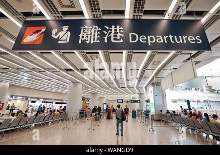 Hong Kong, Cina. 21 Ago, 2019. I turisti sono pronto alla partenza Hong Kong Kowloon Ovest della Stazione Ferroviaria di Hong Kong, Cina del sud, e il agosto 21, 2019. Come protratta violenza continuano a roil Hong Kong, la sua industria turistica si è trasformata in un freddo inverno a causa di disordini. Nel periodo giugno-luglio, media dei salari per i lavoratori del turismo immerso da 74 percento, mentre il numero di tour di Hong Kong è sceso di 74 per cento in media, secondo un sondaggio da parte di Hong Kong Guide Turistiche Unione generale. Credito: Qin Qing/Xinhua/Alamy Live News Foto Stock