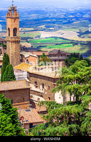 Suggestivo borgo di Montalcino visualizza con il vecchio castello e colle,Toscana,l'Italia. Foto Stock