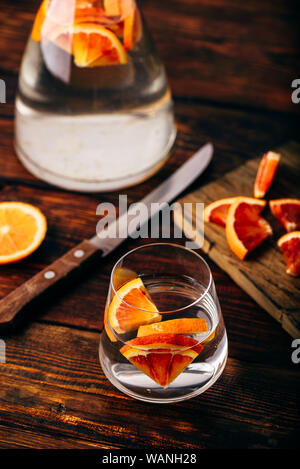 Acqua infusa con sanguinosa arance nel bicchiere Foto Stock