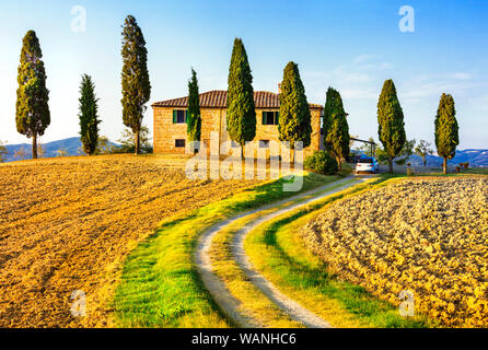 Suggestivo paesaggio della Toscana,vista con agriturismo e cipressi,l'Italia. Foto Stock