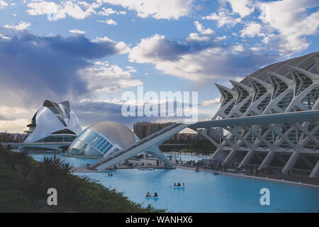 Tramonto dietro emisferico e Palau de les Arts di Valencia Foto Stock