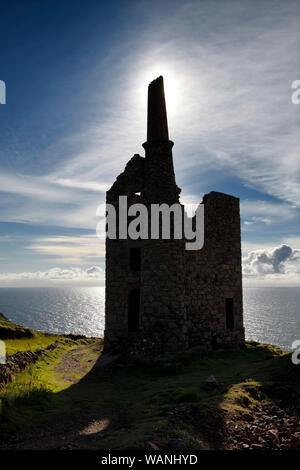 Silhouette di West Wheal Owles miniera di stagno motore rovine della casa della miniera Cargodna in Botallack Cornwall Inghilterra sull'Oceano Atlantico Foto Stock