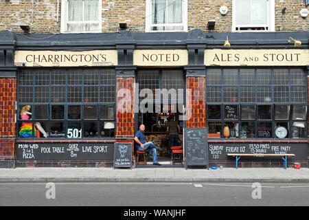 Charrington's pub esterno a Newington Green North London N16, Inghilterra UK KATHY DEWITT Foto Stock