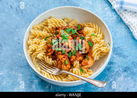 Pollo affumicato e funghi con salsa tomto e la pasta in una ciotola Foto Stock