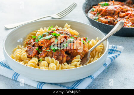 Pollo affumicato e funghi con salsa tomto e la pasta in una ciotola Foto Stock