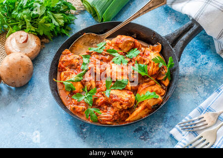 Pollo affumicato e funghi con salsa tomto in padella Foto Stock