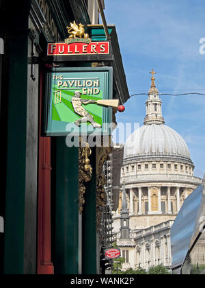 St Pauls Cathedral e vista verticale del padiglione fine pub & tour Fullers Brewery accedi Watling Street City of London EC4 Inghilterra UK KATHY DEWITT Foto Stock