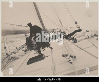 Equipaggio giacente sul lato alto a bilanciare lo yacht Reliance, vincitore del 1903 Coppa America Foto Stock