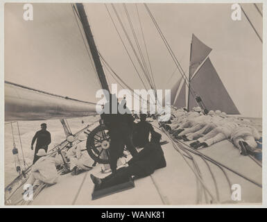 Equipaggio giacente sul lato alto a bilanciare lo yacht Reliance, vincitore del 1903 Coppa America Foto Stock