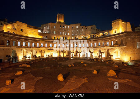 Mercati di Traiano e Torre della Militia di notte, fori Imperiali, Roma, Lazio, Italia Foto Stock