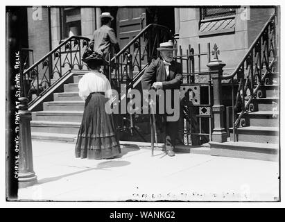 Cripple andando a pregare presso il St. Anne reliquia Foto Stock