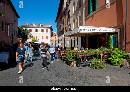 Ombre Rosse ristorante e turisti in Trastevere, Roma, lazio, Italy Foto Stock